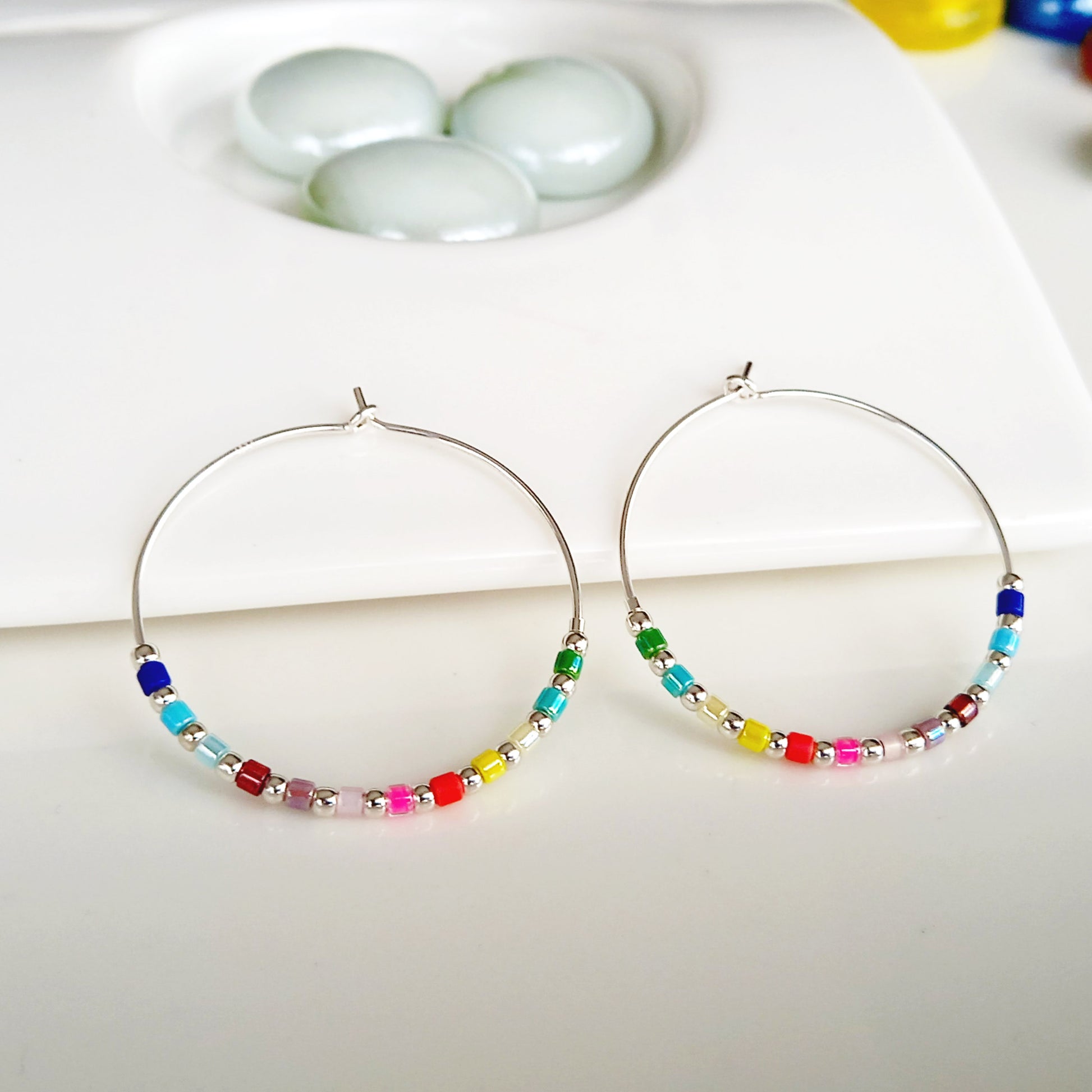 Boucles d’oreilles arc-en-ciel argentées de taille moyenne pour femme - Nicte