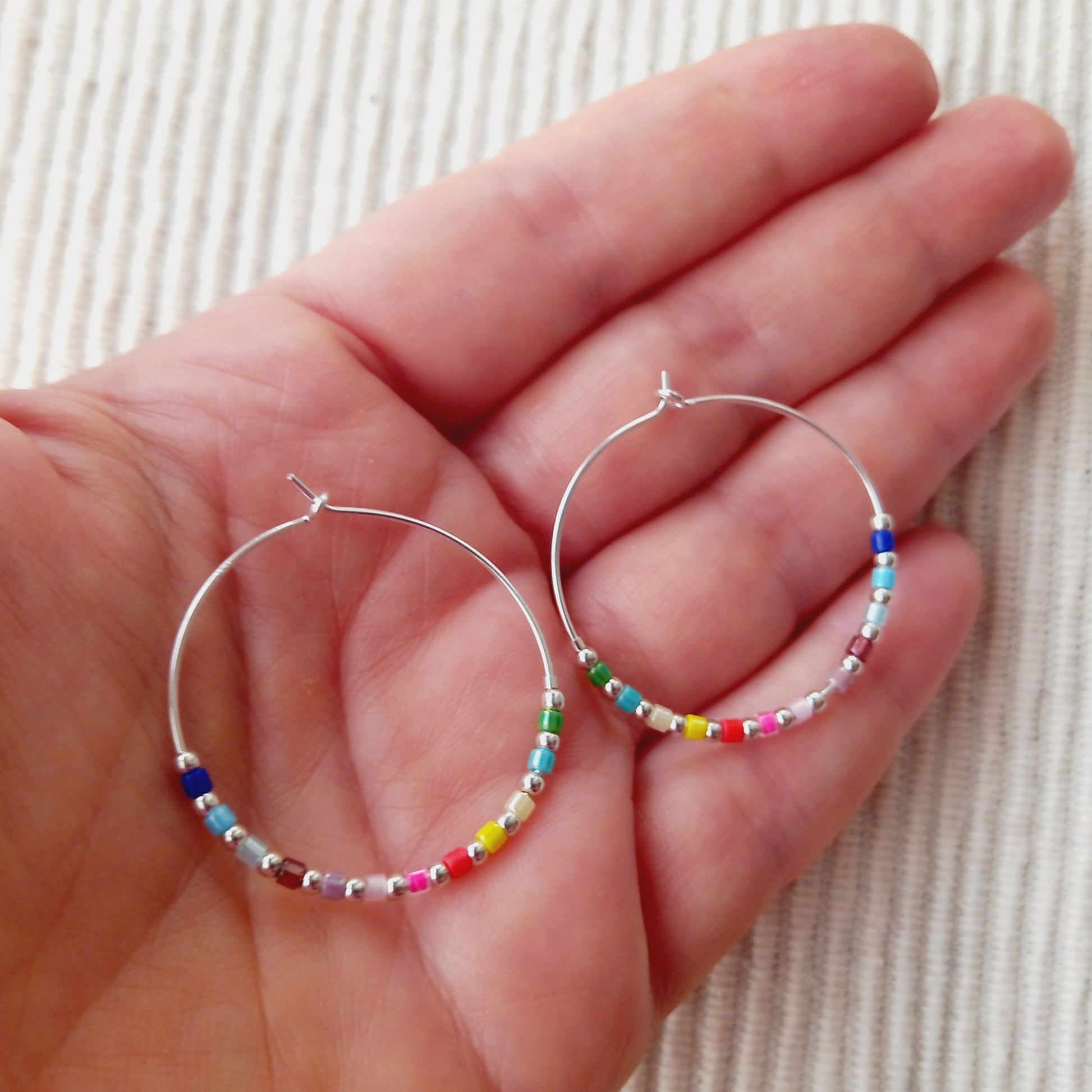 Boucles d’oreilles arc-en-ciel argentées de taille moyenne pour femme - Nicte