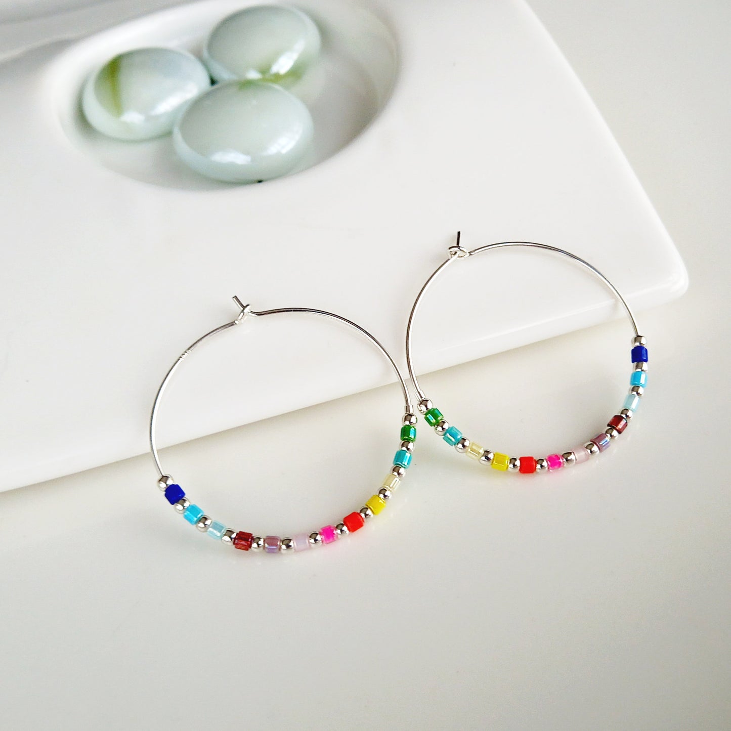 Boucles d’oreilles arc-en-ciel argentées de taille moyenne pour femme - Nicte