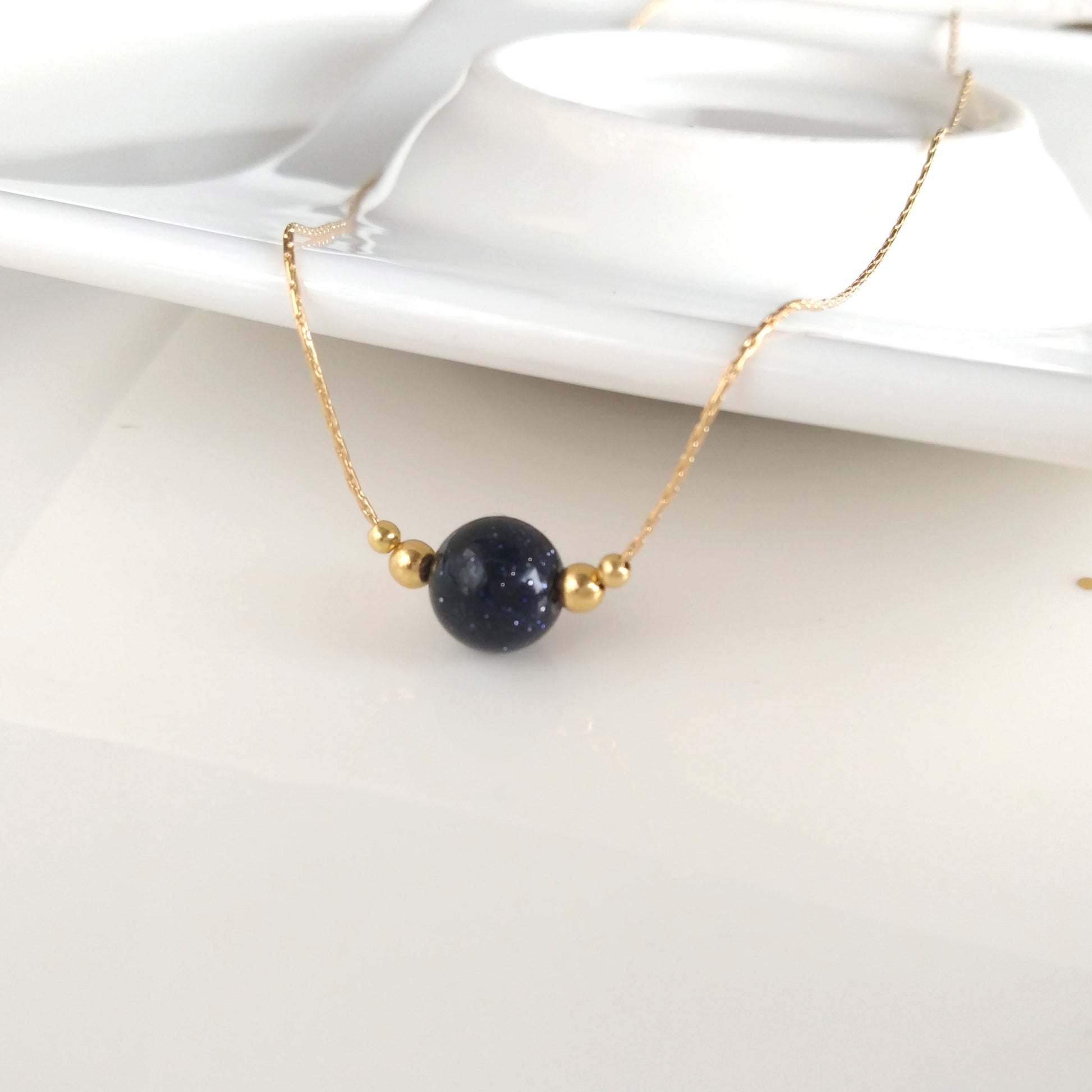 Collier en cristal d’or de boule de goldstone - Nicte