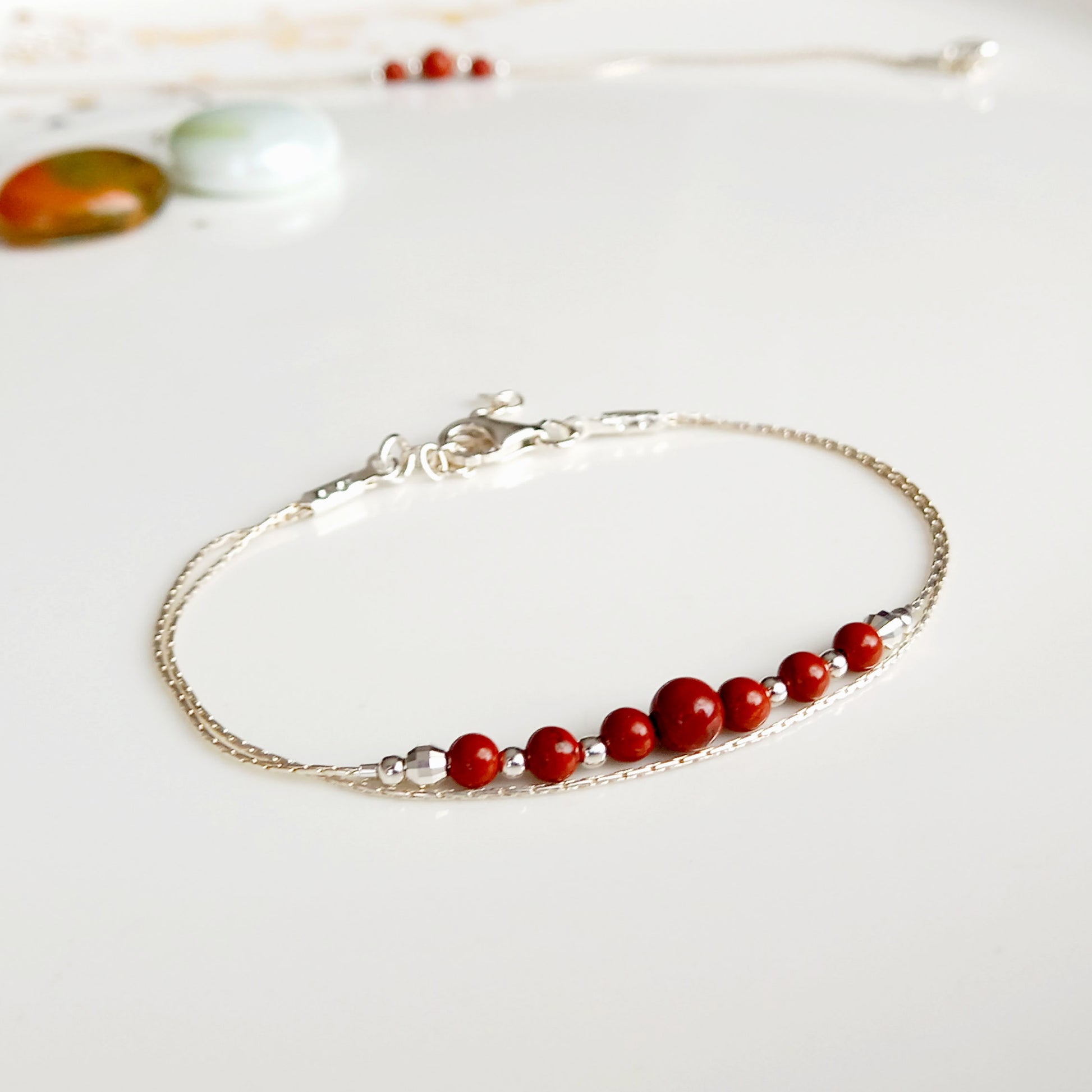 Bracelet minimal de jaspe rouge argenté - Nicte