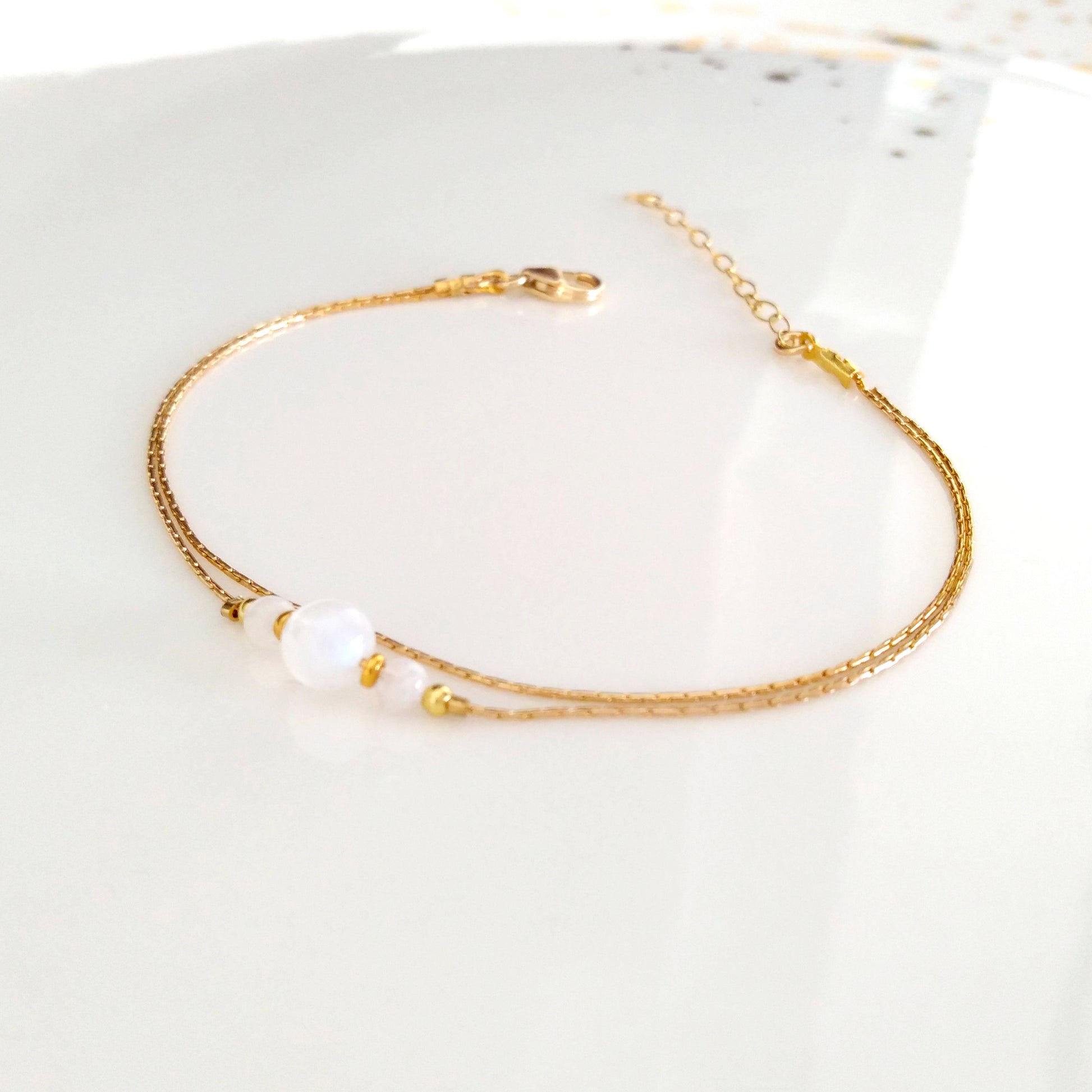 Bracelet minimal de pierre de lune d'or - Nicte