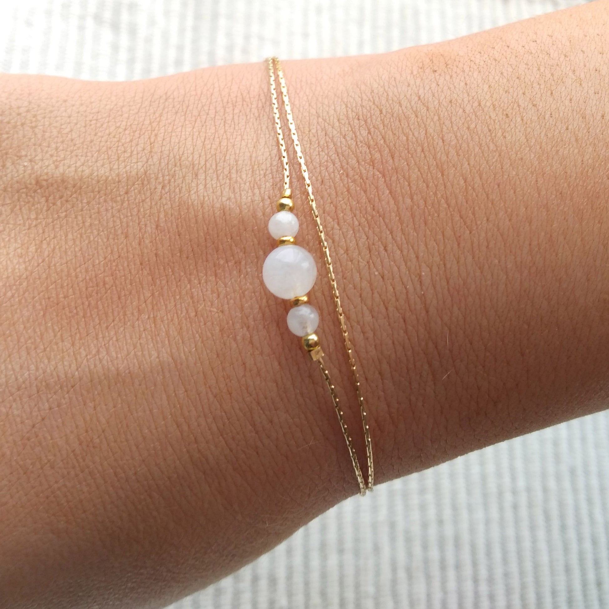 Bracelet minimal de pierre de lune d'or - Nicte